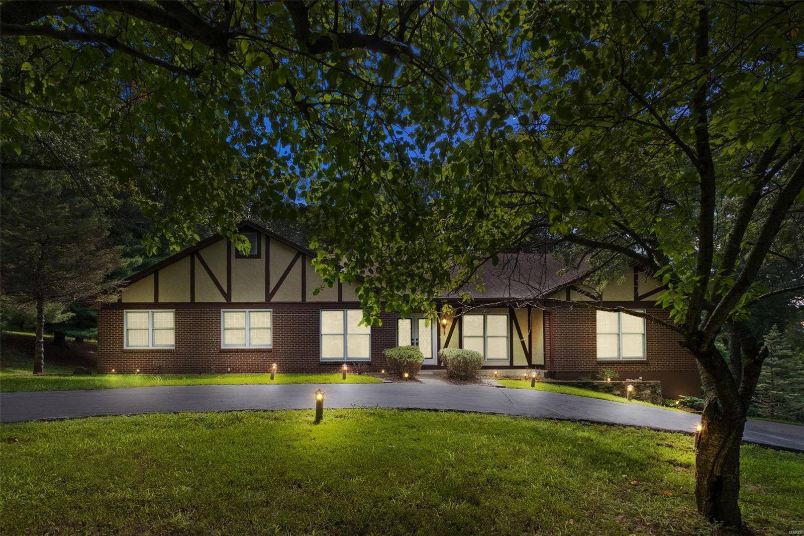 14910 Afshari CIR, Florissant, MO 63034