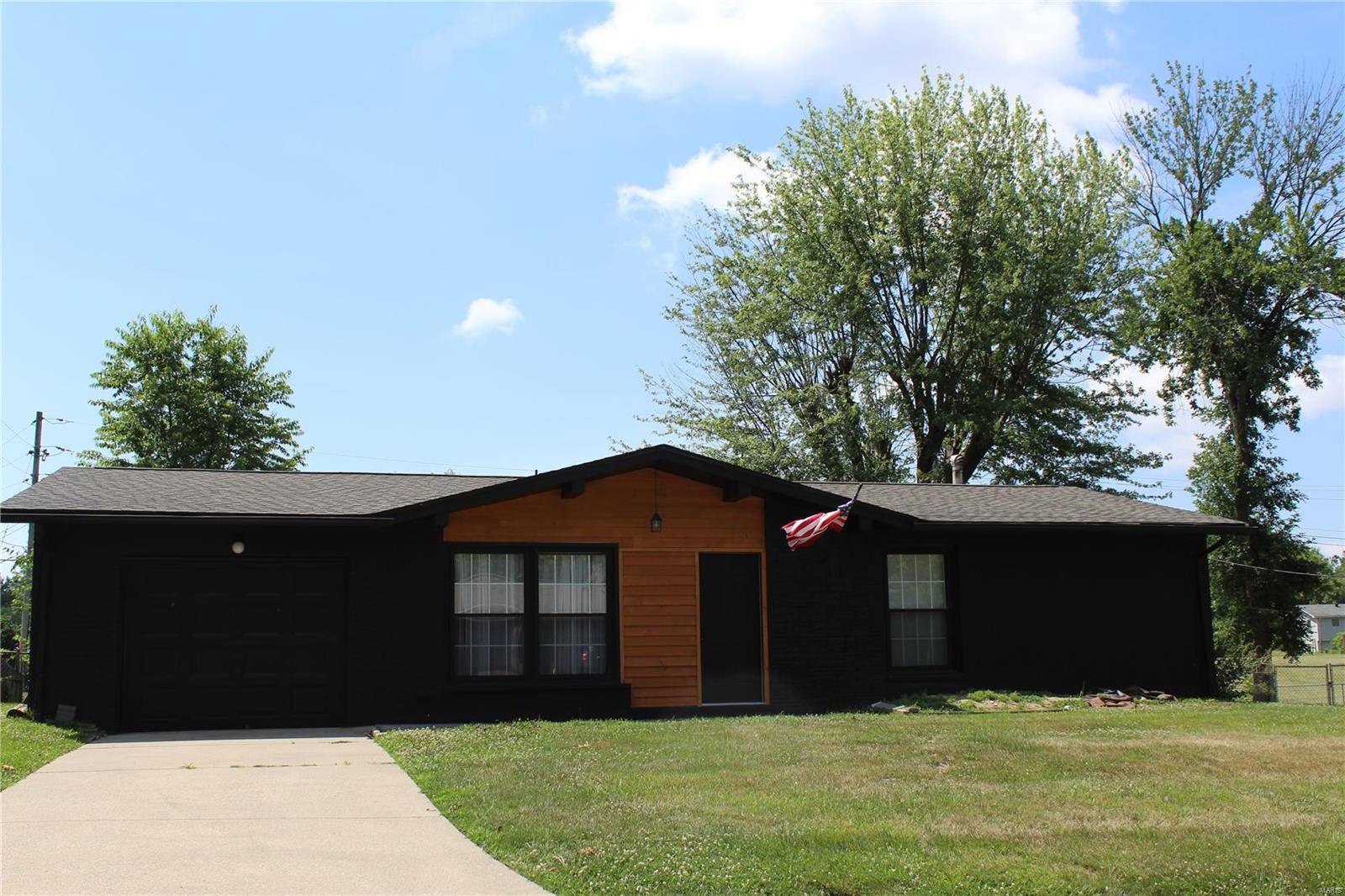 205 Mercury DR, Godfrey, IL 62035