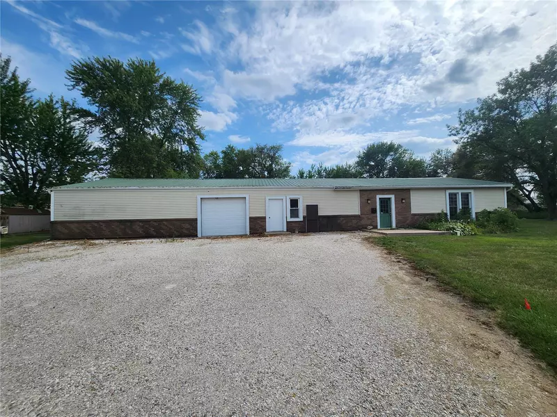 217 E Maple ST, Shelbina, MO 63468