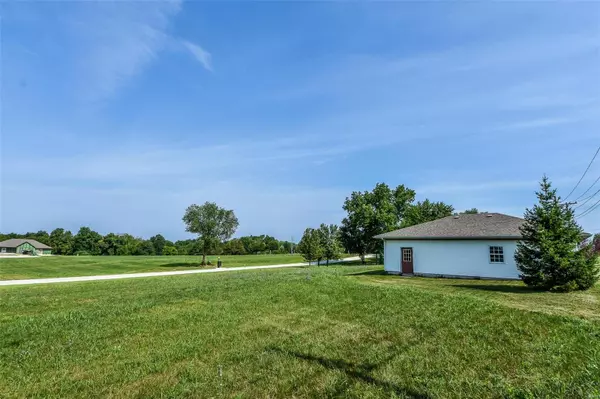 8 Eagle Lake LN, Holts Summit, MO 65043