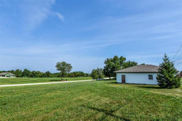 8 Eagle Lake LN, Holts Summit, MO 65043