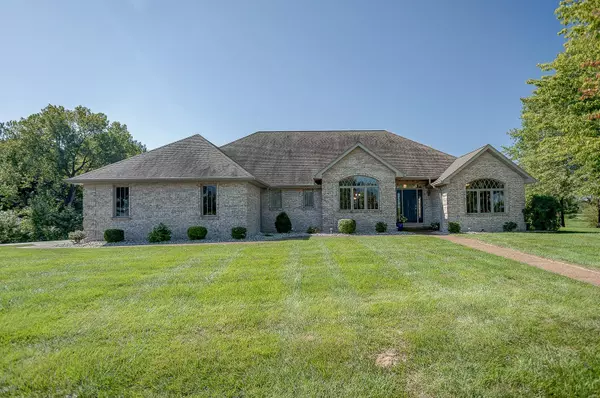 2 Birdie LN, Highland, IL 62249