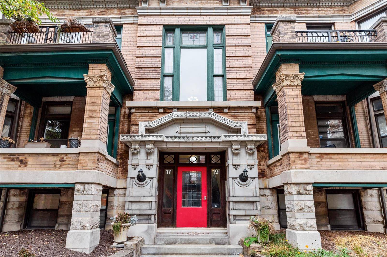 St Louis, MO 63108,17 N Taylor AVE #1