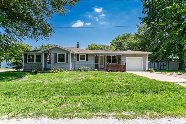 202 S Walnut ST, Trenton, IL 62293