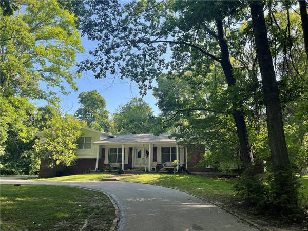 17421 Private Valley LN, Chesterfield, MO 63005