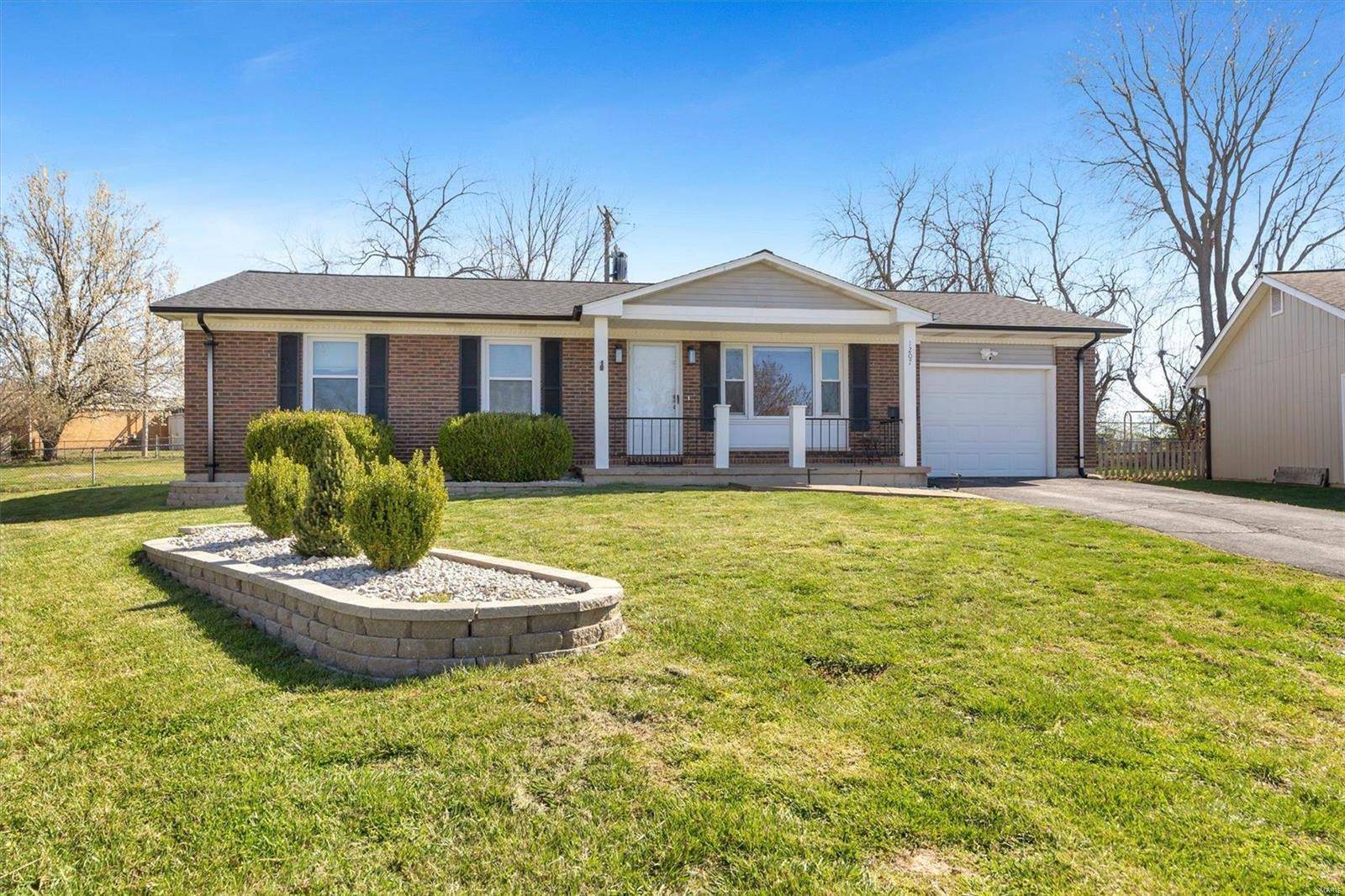 1207 Arbor LN, Pacific, MO 63069
