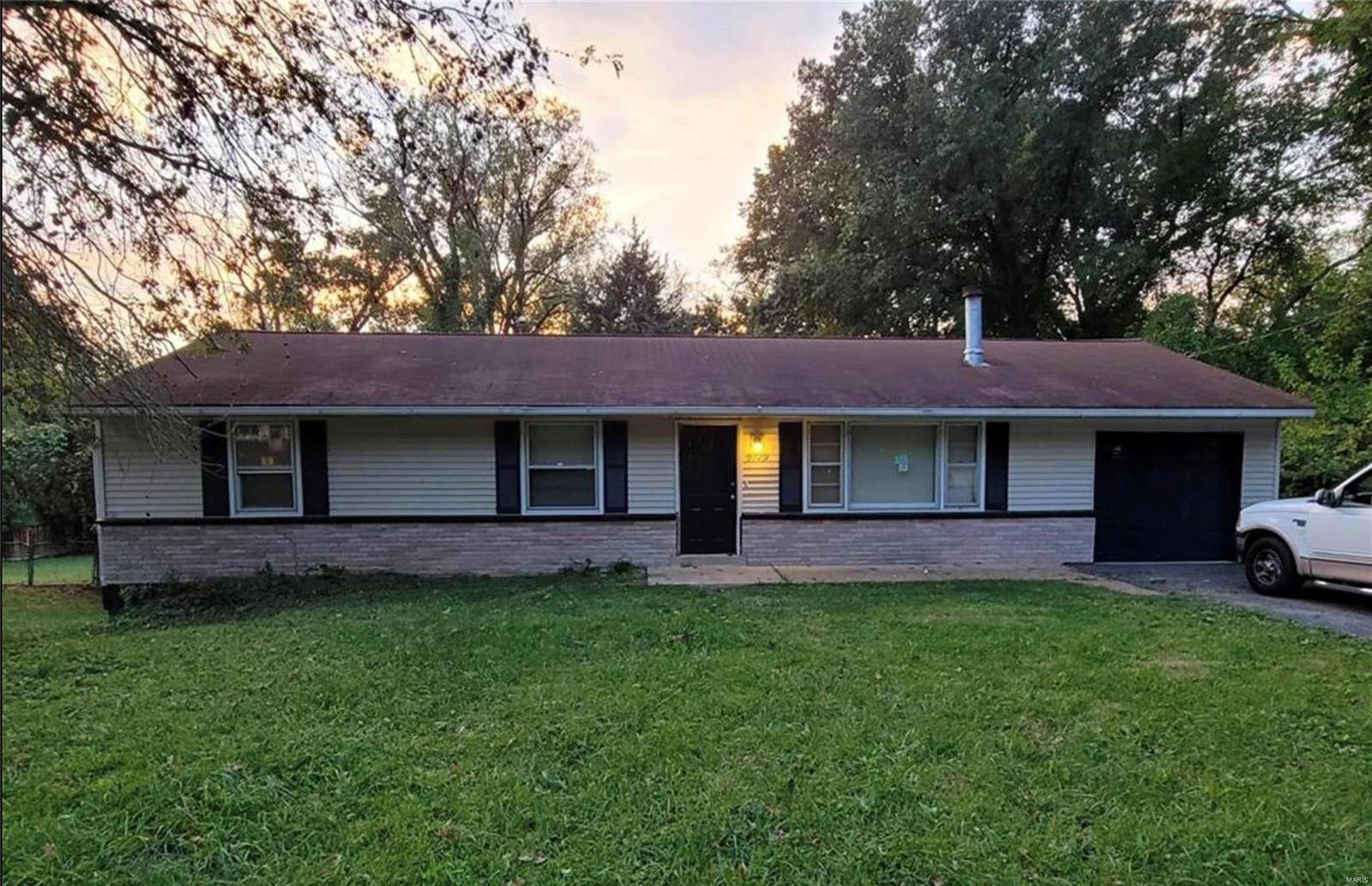 9729 Ventura DR, St Louis, MO 63136