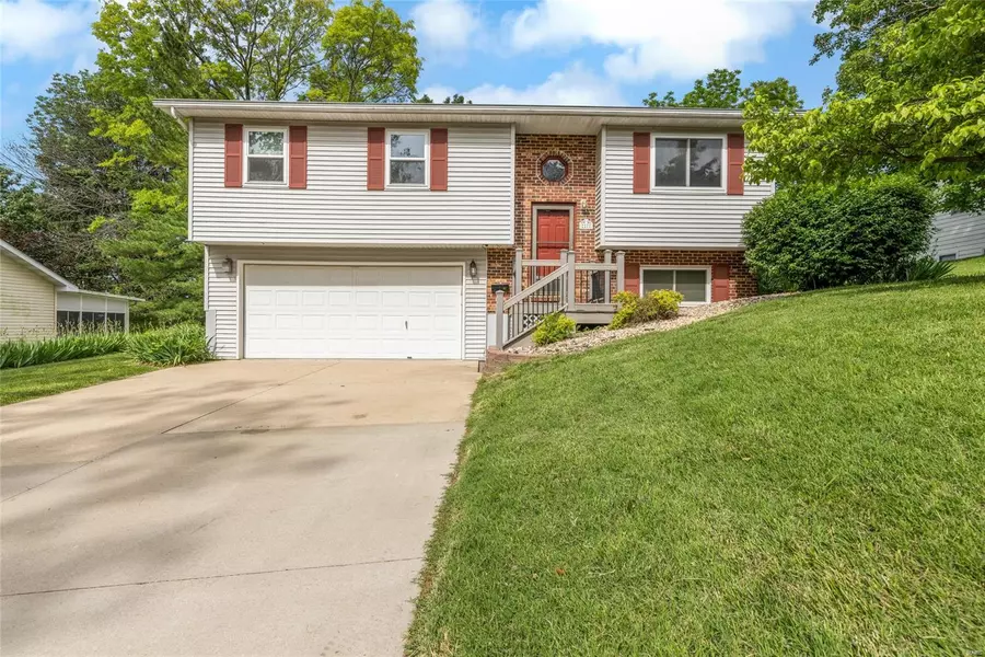 27 Williamsburg LN, Glen Carbon, IL 62034