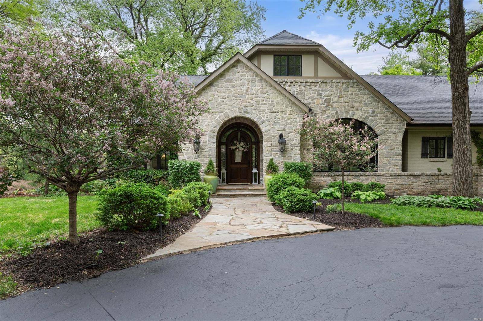 116 Pillar LN, Creve Coeur, MO 63141
