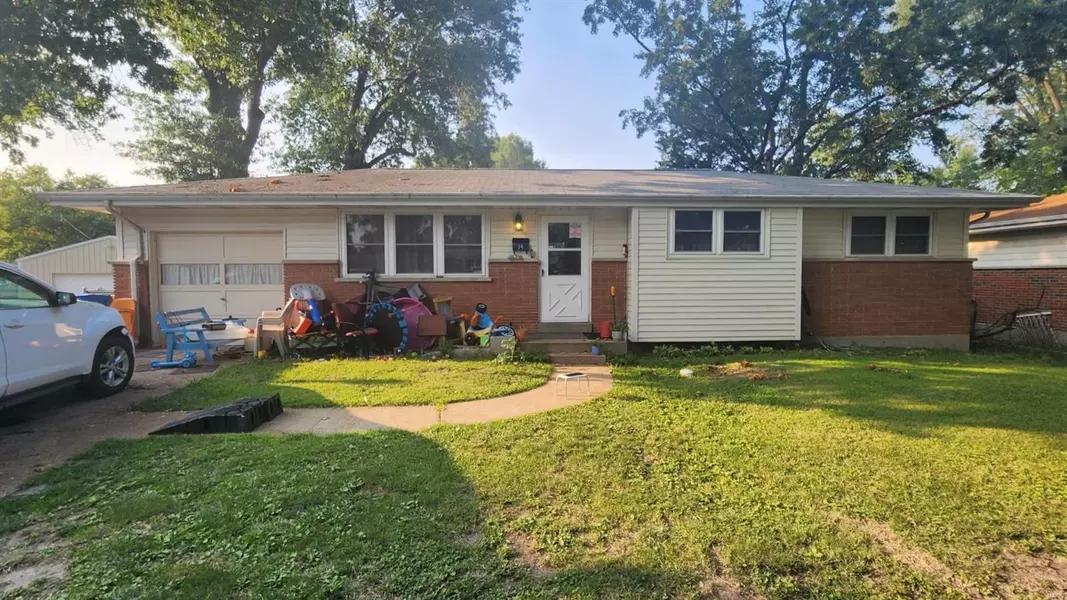 14 Ridgelawn CT, Florissant, MO 63031