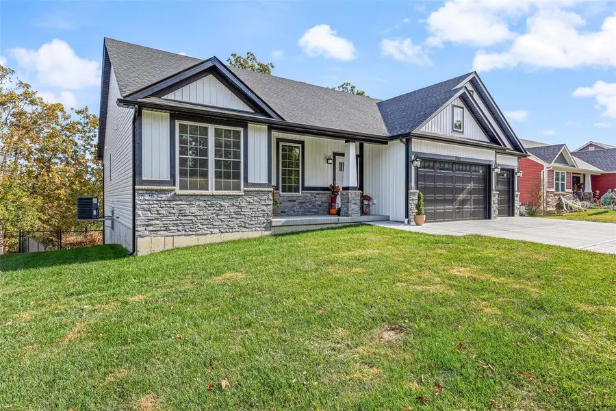 1742 Scenic DR, Festus, MO 63028