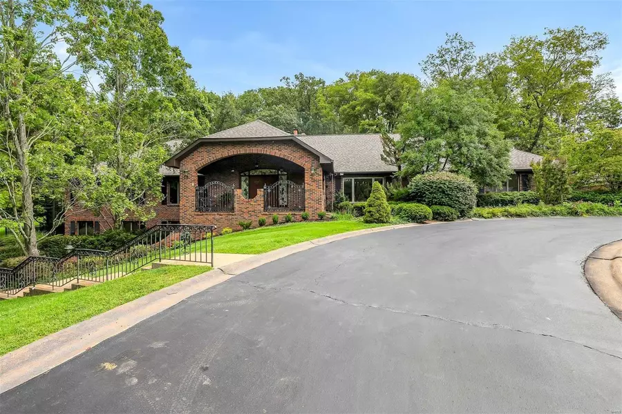 65 Meadowbrook Country Club Estat, Ballwin, MO 63011