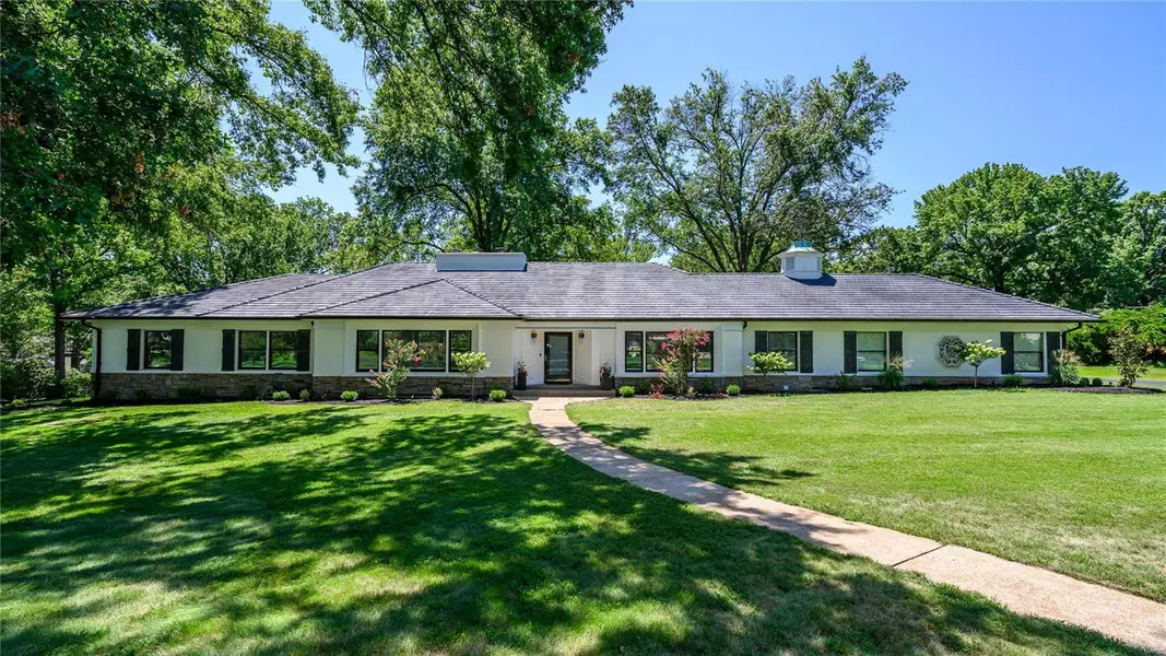 16 Country Aire, Town And Country, MO 63131