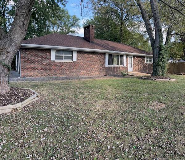 2 Howard DR, Belleville, IL 62223