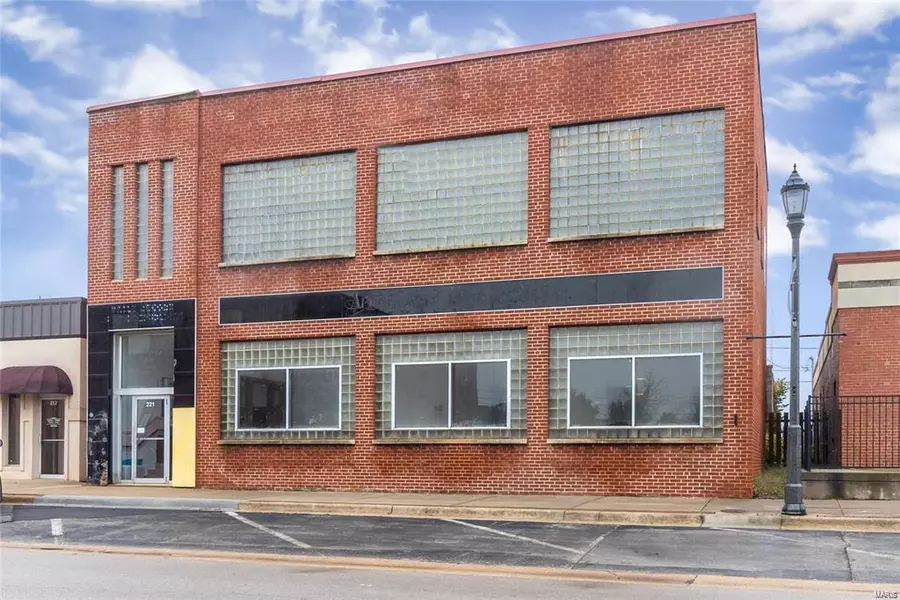 221 E Commercial ST, Lebanon, MO 65536