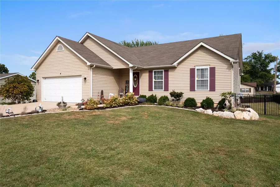 4 Queen CIR, O'fallon, MO 63366