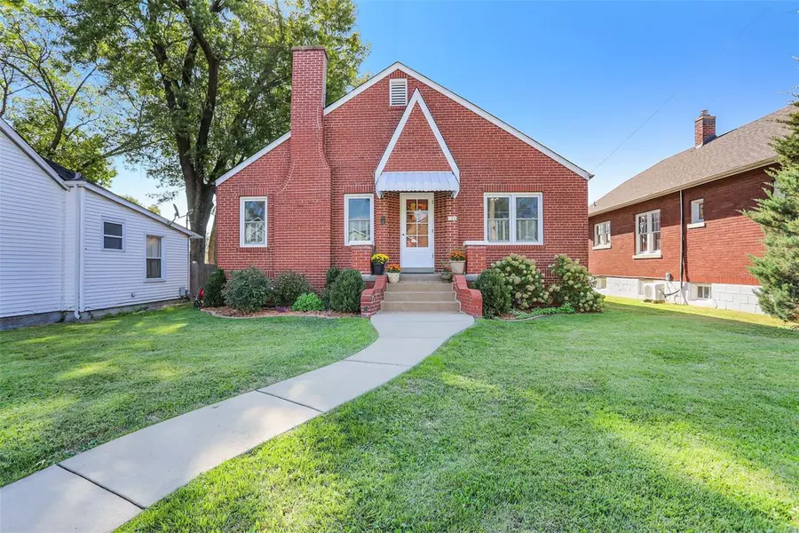 324 Lindenwood AVE, St Charles, MO 63301