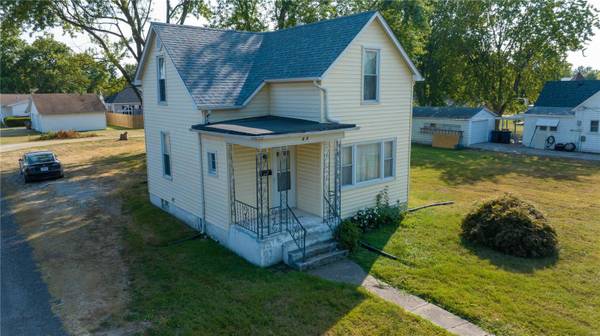 800 W Page ST, Staunton, IL 62088