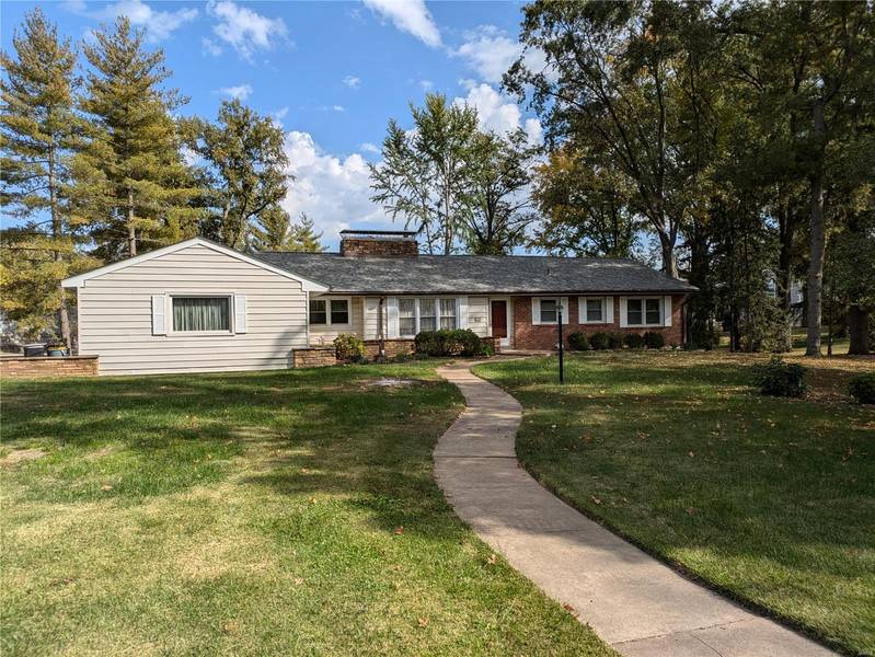 7 Carole LN, Frontenac, MO 63131