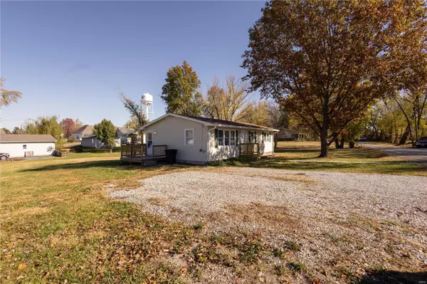 901 Ely St, Perry, MO 63462