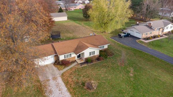 33 Horseshoe LN, Litchfield, IL 62656