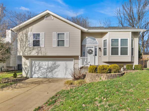 18 Red Cedar CT, St Charles, MO 63303