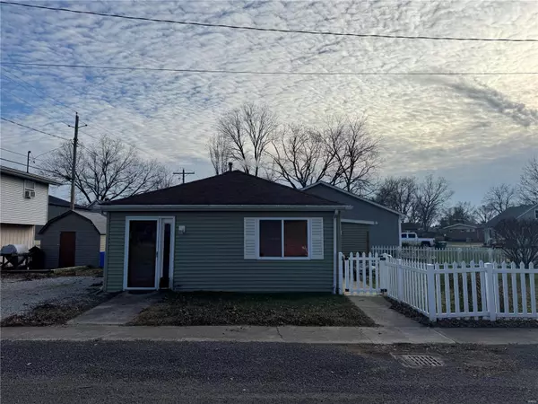 11 Melinda ST, Smithton, IL 62285