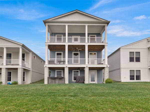 140 Front Lake LN, St Charles, MO 63301