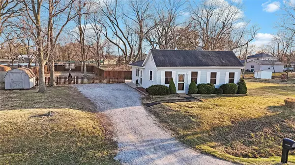 6050 Douglas RD, Smithton, IL 62285