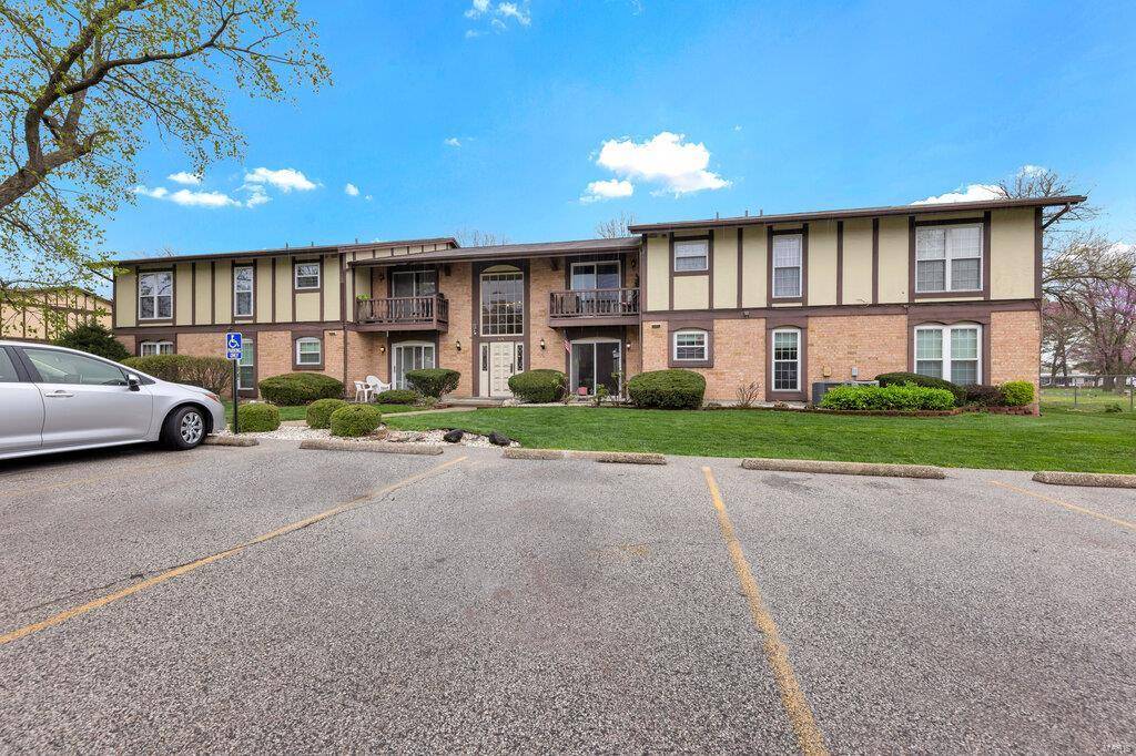 626 Rosetta DR #A, Florissant, MO 63031