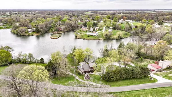 16385 Boxwood CT, Brighton, IL 62012