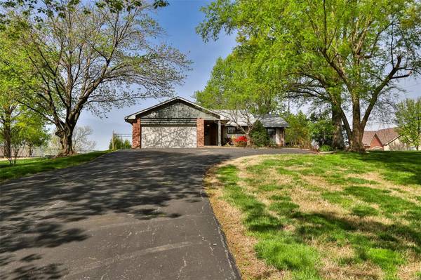 6515 Christopher DR, St Louis, MO 63129