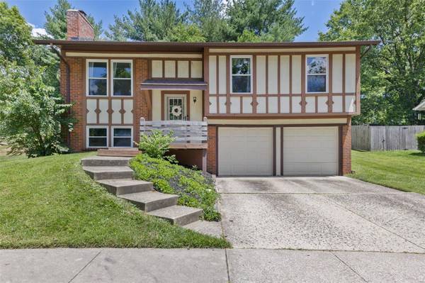 1638 Prestonpark LN, St Louis, MO 63146