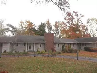 3 Long Meadows LN, Town And Country, MO 63131