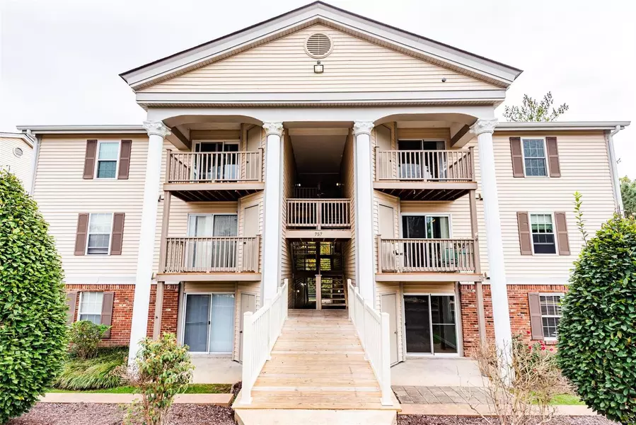 757 Ridgeside #L, Ballwin, MO 63021