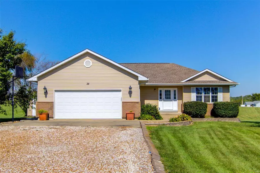 38 Maryln LN, Hawk Point, MO 63349