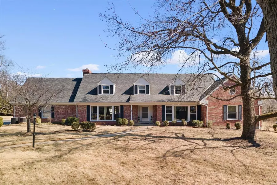 42 S McKnight RD, Ladue, MO 63124