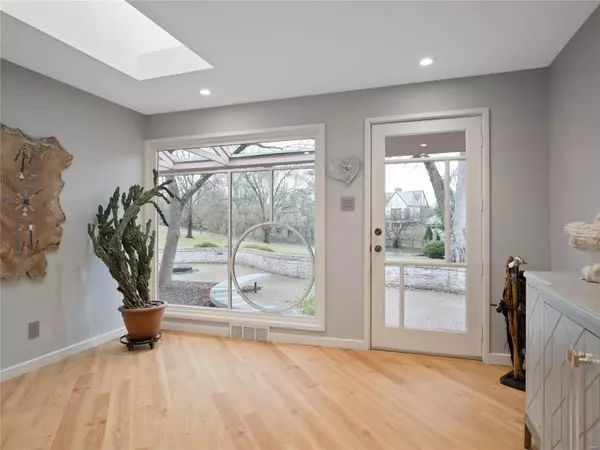 Ladue, MO 63124,21 Paxton LN