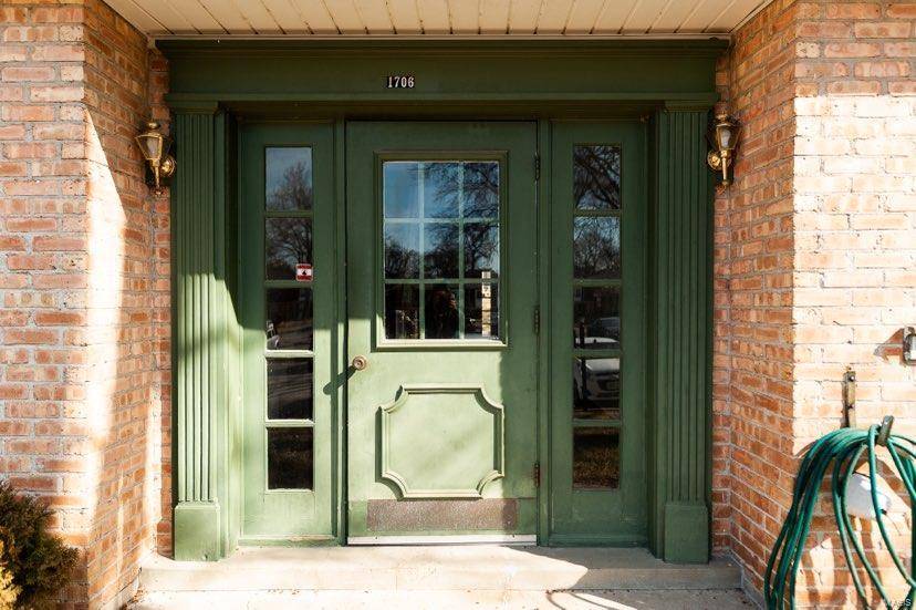 1706 Herault, St Louis, MO 63125