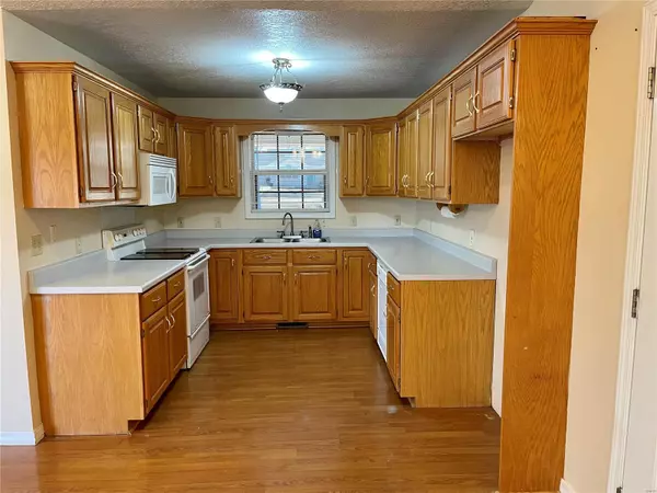 Poplar Bluff, MO 63901,72 Logan LN