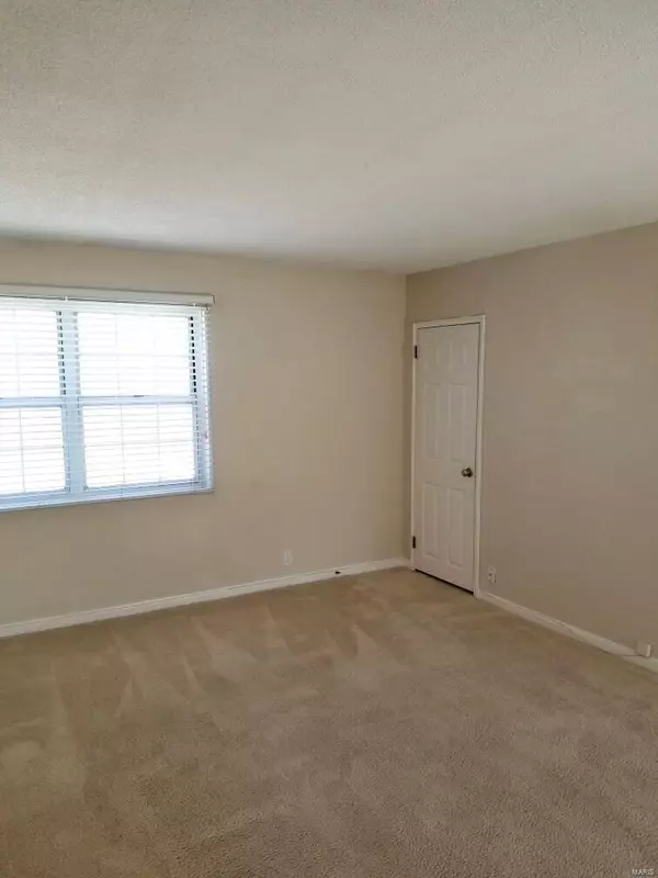 St Louis, MO 63144,9086 W Swan CIR