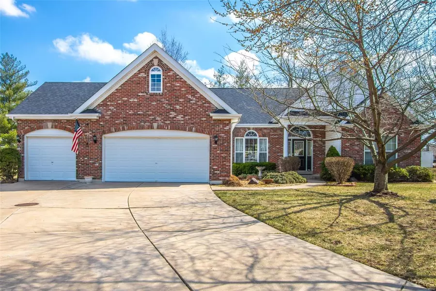 504 Legacy Pointe DR, St Peters, MO 63376