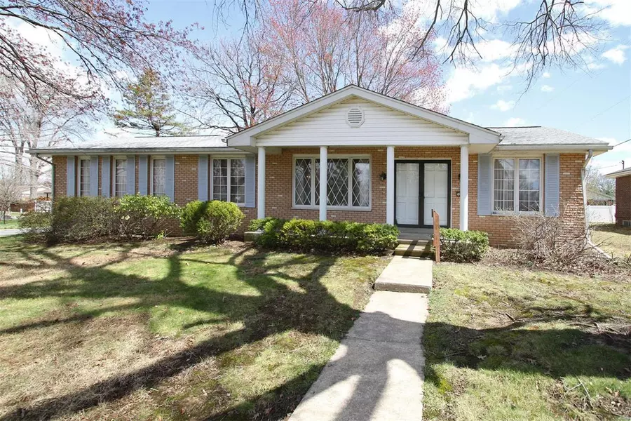 5223 Dover DR, Godfrey, IL 62035