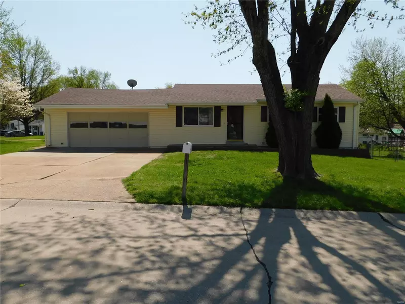 12074 Colonial DR, Maryland Heights, MO 63043