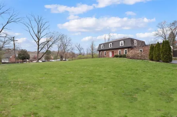 Ladue, MO 63124,1 Whitegate LN