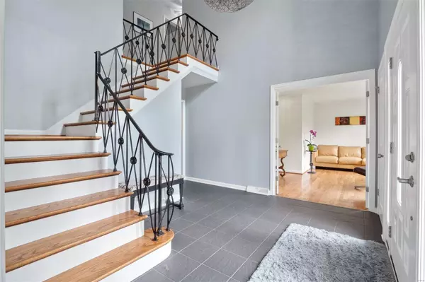 Ladue, MO 63124,1 Whitegate LN