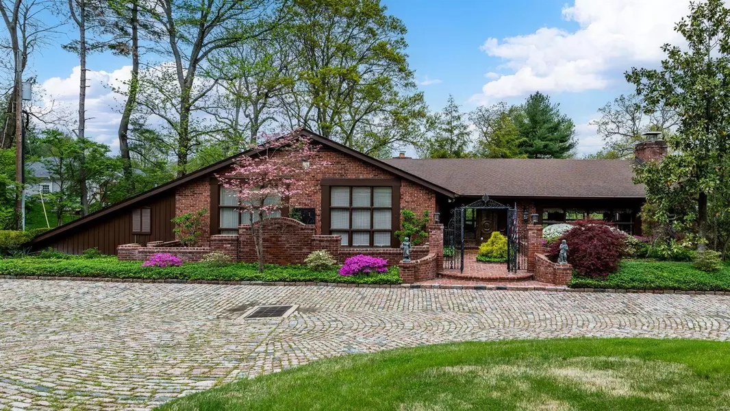 10 Vouga LN, Frontenac, MO 63131
