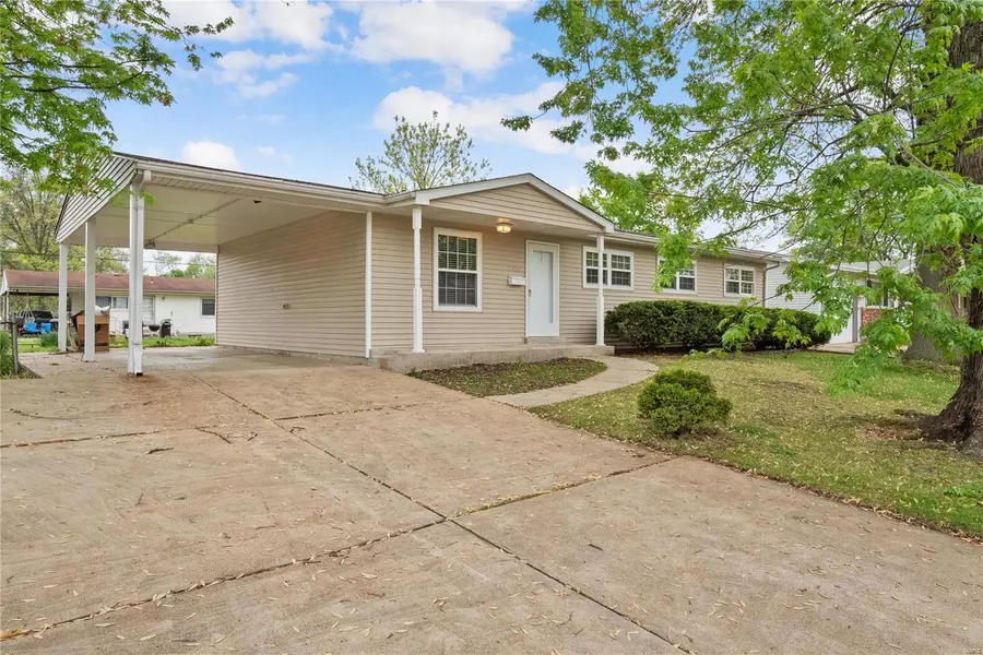 1420 Bluebird DR, Florissant, MO 63031