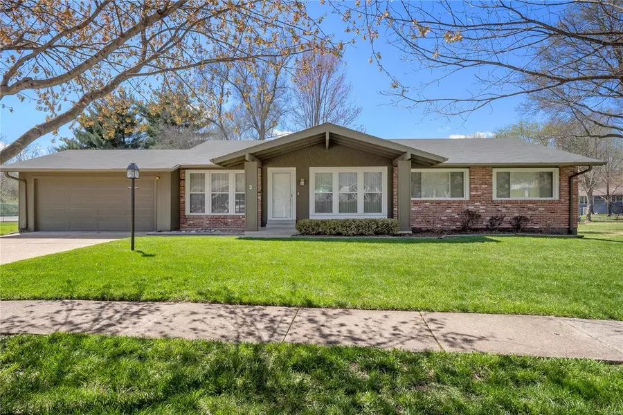 2 Wayfarer CT, Manchester, MO 63021