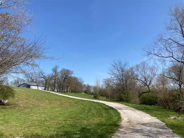 Moro, IL 62067,7118 Fields DR